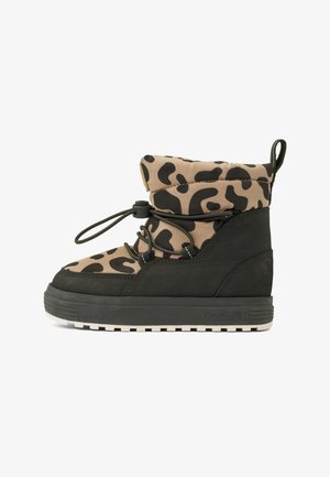 Winterstiefel mittlerer Höhe mit schwarzer Sohle, schwarzem unteren Stoff und beigem Obermaterial mit schwarzem Leopardenmuster, mit Zuglasche und elastischem Kordelverschluss.