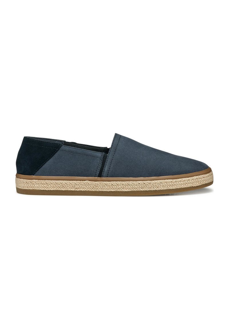Scarpe slip-on in tela blu navy con pannello di accentatura blu scuro, suola avvolta in juta e fondo in gomma. Presentano una texture liscia e un design minimalista.