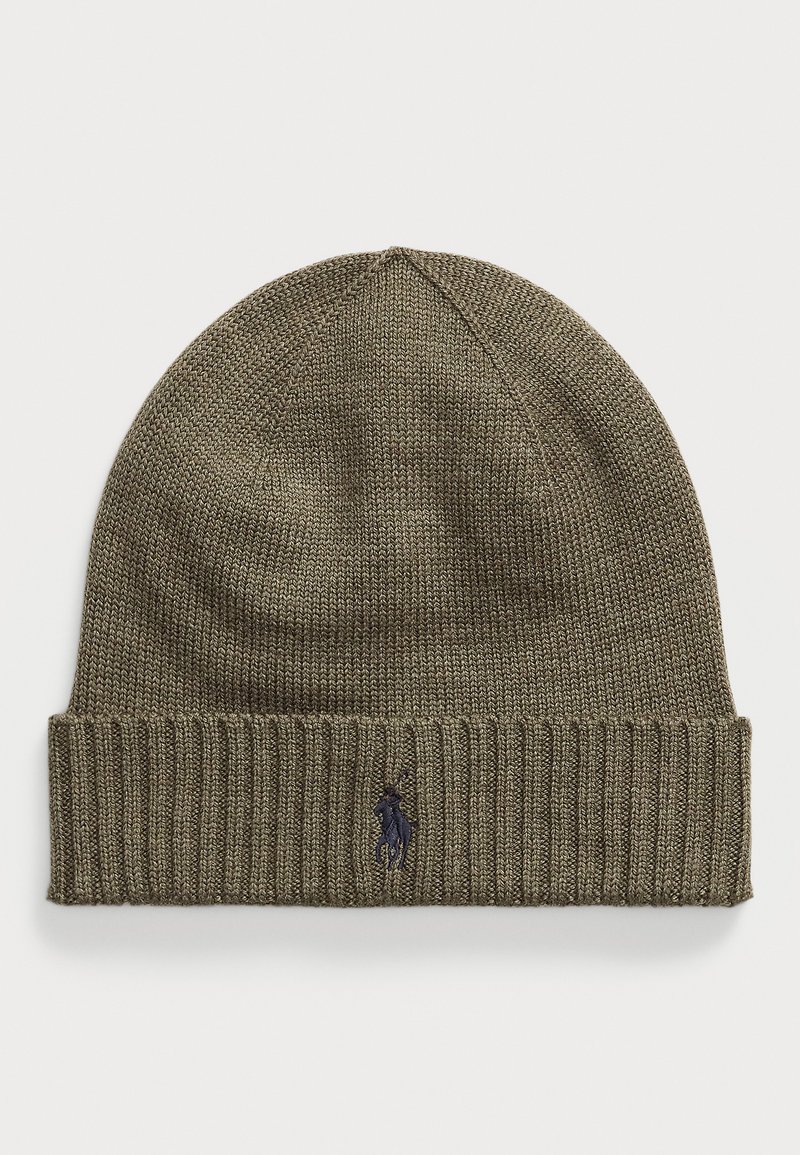 Gorro de punto en verde oliva con un puño acanalado. Presenta un sutil logotipo bordado en azul marino. Material ligero y texturizado.