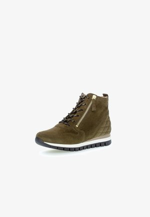 Olivgrüne Wildleder-Hochschnitt-Sneaker mit gesteppten Akzenten, goldenem Reißverschluss und schwarzen Schnürsenkeln. Verfügt über eine weiße, gepolsterte Sohle mit Profil.