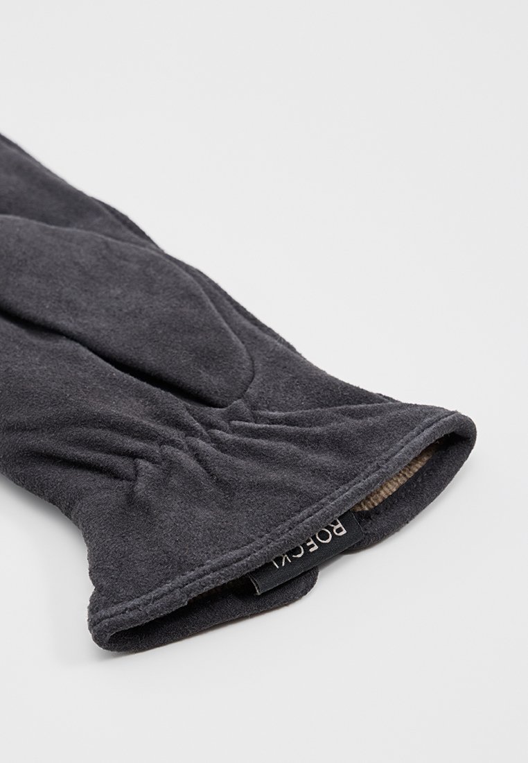 Dunkelgraue Fleece-Handschuhe mit gerafftem Handgelenk, ausgestattet mit einer weichen Textur und einem kleinen Etikett mit der Aufschrift "Bofsky" nahe der Öffnung.