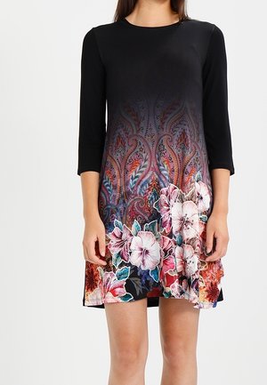 Zwarte jurk met driekwart mouwen, voorzien van een kleurrijk bloemengradientontwerp en paisley-patronen, gemaakt van gladde stof.