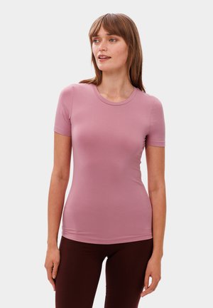 Kurzärmliges, tailliertes T-Shirt in hellrosa, aus einem glatten Stoff gefertigt. Verfügt über einen runden Ausschnitt und bietet durch den dezenten Stretch hohen Tragekomfort.
