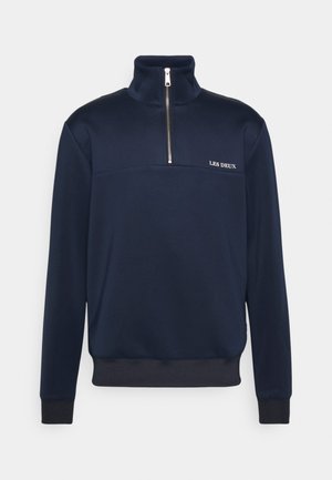 Marineblaues Sweatshirt mit Viertelreißverschluss, hohem Kragen, gerippten Bündchen und Saum sowie "LES DEUX"-Logo auf der linken Brust.