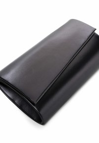 Clutch negra de cuero con una textura suave, forma rectangular y un cierre de solapa plegada. Diseño limpio sin hardware ni adornos visibles.
