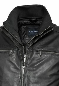 Schwarze Lederjacke mit geripptem Kragen, Reißverschluss vorne und Brusttaschen. Hat eine glatte Textur und silberne Hardware-Akzente.