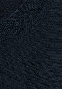 Donkerblauwe gebreide stof met een fijne textuur, voorzien van een geribbelde halsopening, nauwkeurig bijgesneden om de stofdetails en kleurconsistentie te tonen.