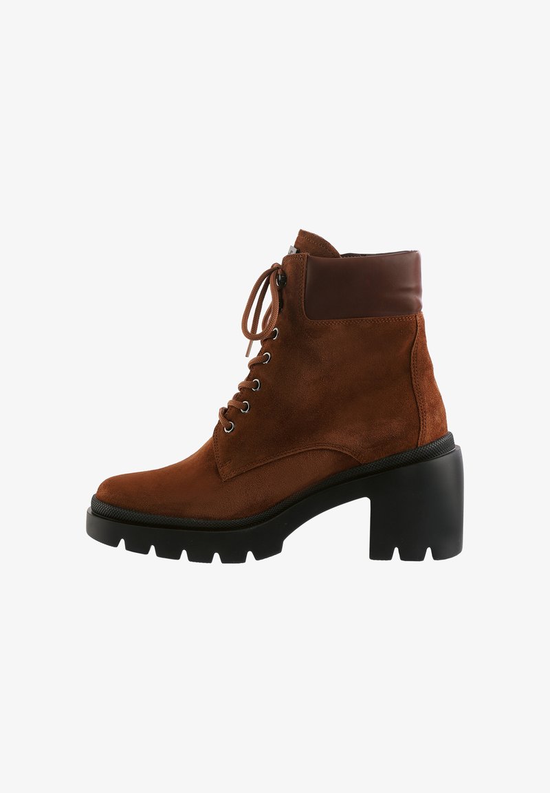 Bruine suède enkelboot met een ronde neus, gepolsterde kraag, vetersluiting aan de voorkant en een chunky zwarte plastic hak; beschikt over leren accenten en een gestructureerde zool.