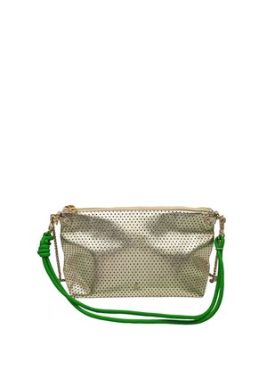 Petit sac clutch métallique doré perforé avec une bandoulière verte brillante et une fermeture éclair dorée.
