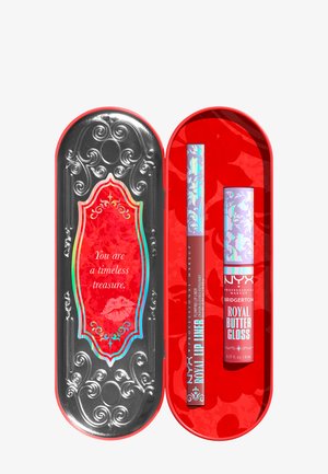 Boîte en métal rouge avec des accents argentés ornés, contenant un crayon contour des lèvres et un gloss. L'intérieur présente un fond rouge vif avec un texte décoratif.