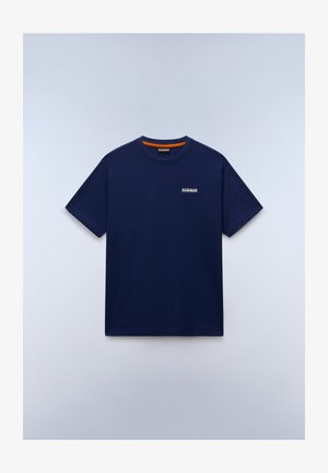 Granatowy T-shirt z krótkim rękawem z małym białym logo na lewej piersi oraz pomarańczowym detalem wewnątrz kołnierza, ułożony płasko na jasnym tle.