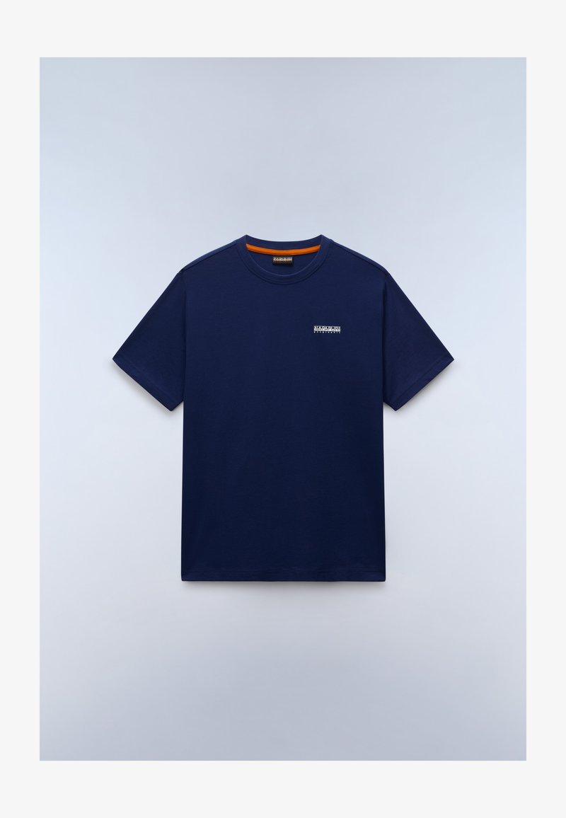 Μπλε ναυτικό κοντομάνικο μπλουζάκι με μικρό λευκό λογότυπο στο αριστερό μέρος του στήθους και πορτοκαλί λεπτομέρεια στο εσωτερικό του γιακά, τοποθετημένο επίπεδα σε ανοιχτό φόντο.