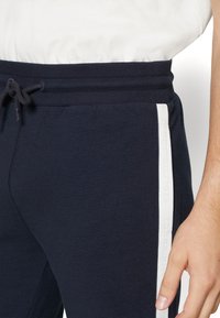 Tommy Hilfiger TRACK PANT ESTABLISHED - Nachtwäsche Hose - desert sky