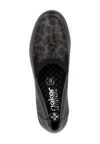 Chaussure noire à enfiler avec un motif léopard, dessus en cuir texturé, panneaux latéraux élastiques et semelle intérieure rembourrée. Logo visible sur la semelle intérieure.