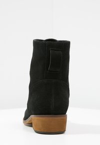 Pier One Šněrovací kotníkové boty - black