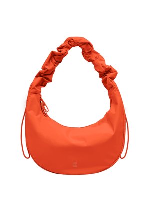 Helle orange halbmondförmige Handtasche mit gerafftem Griff und kleinem Reißverschlussdetail an der Seite.