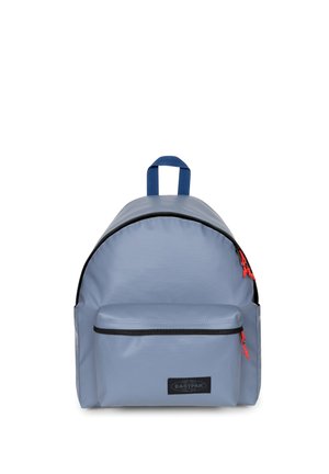 Jasnoniebieski plecak Eastpak z przednią kieszenią na zamek, czarną lamówką zamka, czerwonymi uchwytami zamka i niebieską pętlą do przenoszenia na górze.