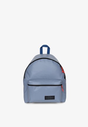 Jasnoniebieski plecak Eastpak z przednią kieszenią na zamek, czarną lamówką zamka, czerwonymi uchwytami zamka i niebieską pętlą do przenoszenia na górze.