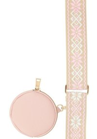 Portamonete tondo rosa con zip, attaccato a una tracolla a fantasia con disegni geometrici in rosa, bianco e beige.