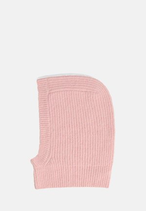 Ribbet lyserød hue med en blød tekstur, der har et let slækkert design og en folded cuff i bunden.