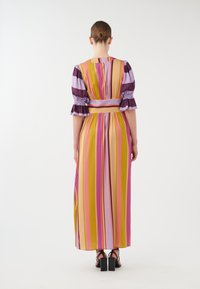 Maxi jurk met pofmouwen, gekenmerkt door verticale strepen in lavendel, geel en roze. De stof heeft een gladde textuur, met een taillering. 