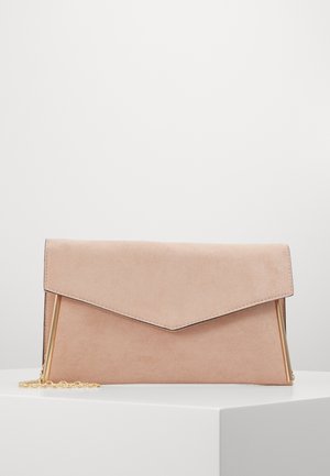 Beige suède envelope clutch met gouden rand en een afneembare gouden kettingriem op een witte ondergrond.