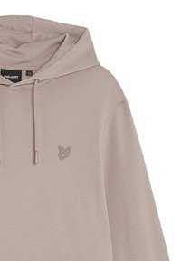 Felpa beige con cappuccio e cordini, piccolo logo di un uccello ricamato sul petto e etichetta del marchio Lyle & Scott visibile all'interno del colletto.