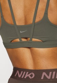 Nike Performance ZENVY STRAPPY - Sports-BH-er med lett støtte - cargo khaki/white