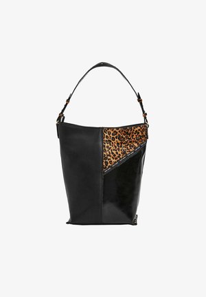 Bolso de cuero negro con un panel de estampado de leopardo, presentando una forma contemporánea y una correa para el hombro, acentuado con herrajes en tono dorado.