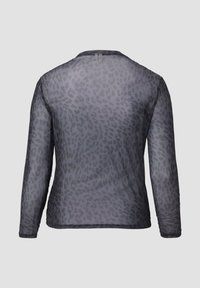 Zijdezachte top met lange mouwen in grijs met een luipaardprintpatroon, met een ronde halslijn en een zachte textuur.