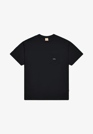 Schwarzes Baumwoll-T-Shirt mit rundem Ausschnitt, kurzen Ärmeln und einer Brusttasche, auf der in Weiß "BLKTS" steht. Glatte Textur, lockere Passform.