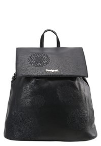 Schwarzer Leder-Rucksack mit strukturiertem Finish, ausgestattet mit geprägten Blumenmustern und einem oberen Deckel. Enthält einen Tragegriff und ein Metall-Logo.