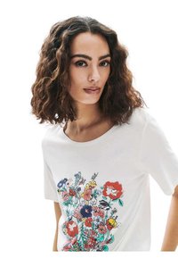 Witte t-shirt met een levendige bloemenprint in verschillende kleuren, met een ronde halslijn en korte mouwen, gemaakt van een zacht materiaal.