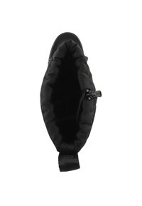 Borsa nera in materiale morbido; presenta una parte superiore arricciata, una tasca interna e hardware della cerniera nera. Texture liscia, design minimalista.