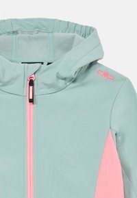 Helles blaues Jackett mit einem pinken Reißverschluss und einem Akzentpaneel. Verfügt über eine Kapuze, eine glatte Textur und ein Logo auf der Schulter.