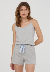 Set di pigiama grigia con top senza maniche caratterizzato da pizzo e pois. I pantaloni corti hanno un elastico in vita con un fiocco azzurro.