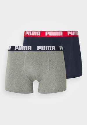 Zwei Paare Herren-Boxershorts: eine grau mit einem kontrastierenden marineblauen Bund, die andere marineblau mit einem roten Bund, versehen mit dem Puma-Logo.