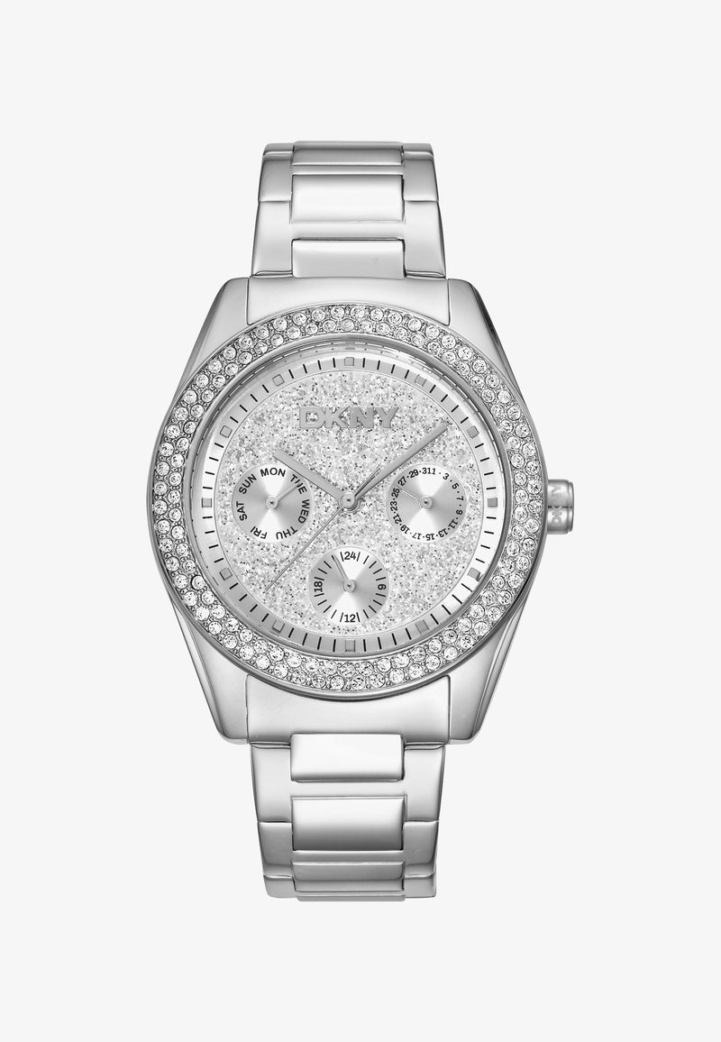 Zilveren roestvrijstalen horloge met een glinsterende zilveren wijzerplaat, kristalaccenten rond de lunette, drie subwijzerplaten en een schakelarmband.