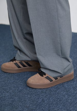 adidas Originals SAMBA XLG UNISEX - Skeitborda apavi - earth strata/core black