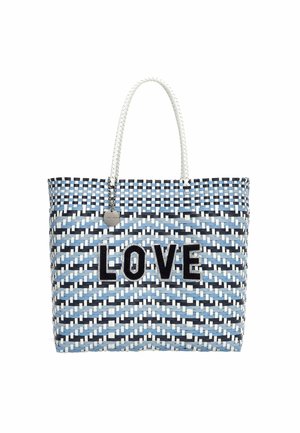 Austa soma zilā un melnā krāsā ar baltām rokturiem, uz kuras ir melnā burtu rakstā izsistais vārds "MĪLESTĪBA", teksturēta virsma un stilīgs raksts.