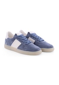 Blaue Wildleder-Sneaker mit weißen Akzenten, ausgestattet mit strukturierten Paneelen, runder Zehenpartie und flacher Gummisohle. Schnürverschluss mit sieben Ösen.