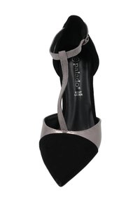 Scarpa con tacco alto nera e grigia con punta affusolata, materiali in suede e pelle, cinturino alla caviglia e accento metallico liscio.