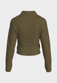 Pull cropped côtelé vert olive avec un col montant et des manches longues. La texture présente des lignes verticales qui améliorent son design.
