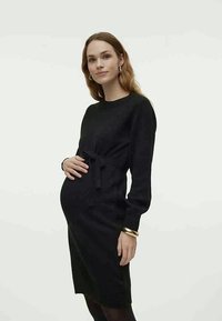 Μαύρο μωβ φόρεμα εγκυμοσύνης με μακριά μανίκια, εφαρμοστό κορσέ και ζώνη κλειδώματος στη μέση, φτιαγμένο από μαλακό πλεκτό ύφασμα.