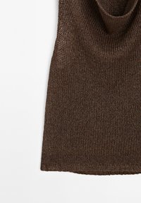 Tessuto lavorato a maglia marrone con una superficie liscia, caratterizzato da un design drappeggiato e un colletto morbido e arrotondato. I bordi sono rifiniti in modo pulito.