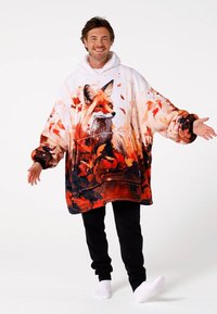Oversized fleeceponcho met een vosontwerp en herfstbladeren in levendige oranje en rode tinten. Voorzien van een zak aan de voorkant en een capuchon.