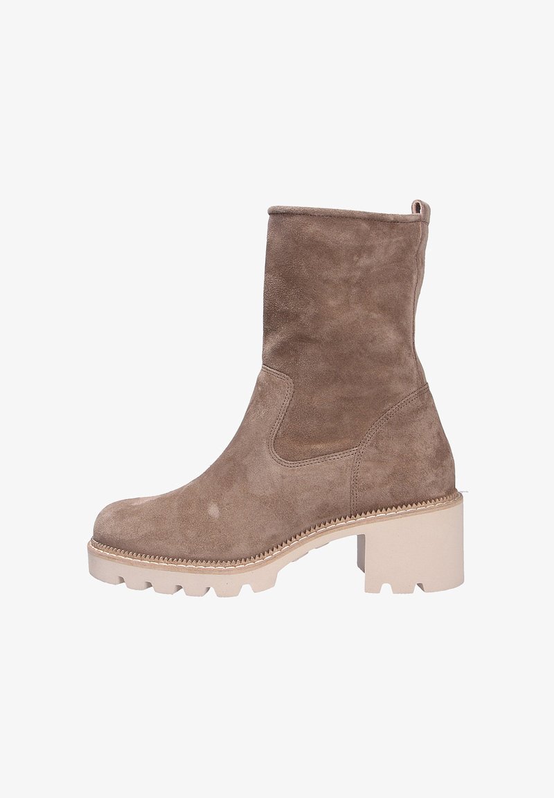 Hnědé semišové kotníkové boty s masivní krémovou podrážkou, zaoblenou špičkou a detaily na bočním švu. Obsahují poutko vzadu pro snadné obouvání.