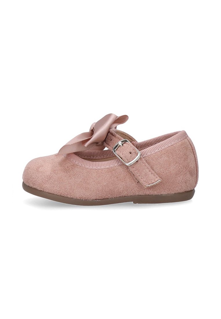 Zapato de ante rosa con tira en el tobillo y punta redonda, adornado con un lazo de cinta de satén y suela de goma plana. Parte superior texturizada y banda elástica contrastante.