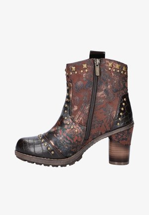 Bruine en zwarte enkellaars met bloemenpatroon, studs, zijrits, getextureerde neus en middelhoge blokhak.