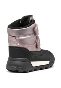 Bota de tobillo rosa y negra con un acabado satinado suave, correas de velcro y suela de goma robusta. Collar acolchado e interior texturizado.